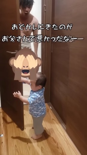 ドアを閉める赤ちゃん