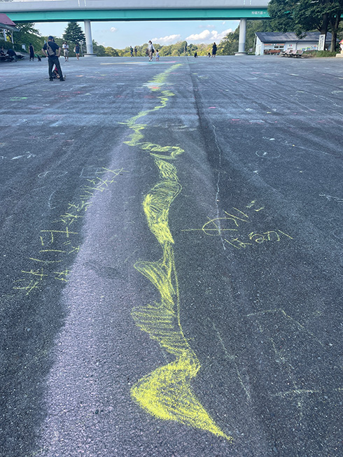 果てしなく続く黄色い波をたどるってみると……？　子どもの国に描かれた“ラプンチェル”のチョーク絵がすてき