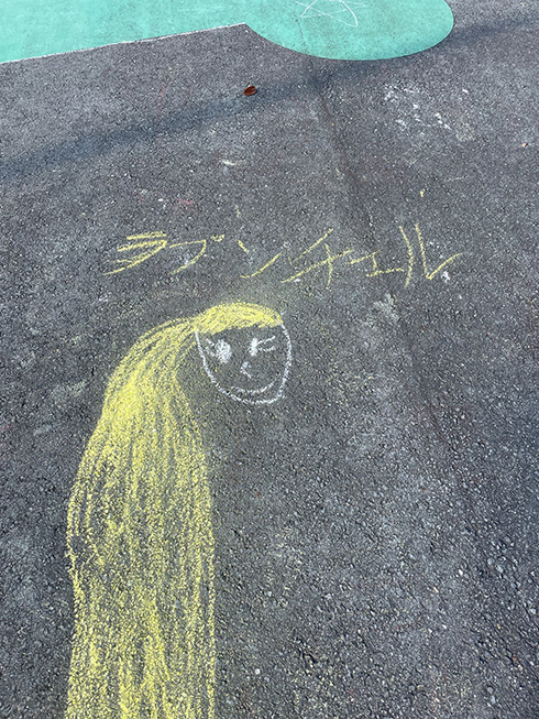 果てしなく続く黄色い波をたどるってみると……？　子どもの国に描かれた“ラプンチェル”のチョーク絵がすてき