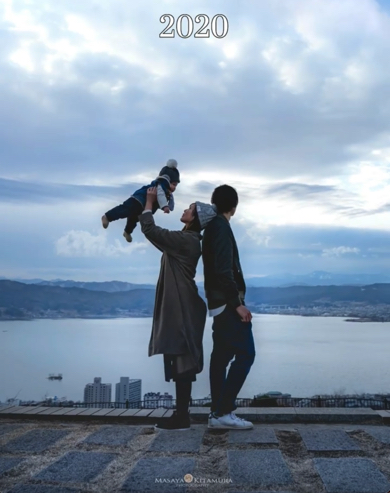 結婚記念日に同じ場所で撮り続けている家族写真