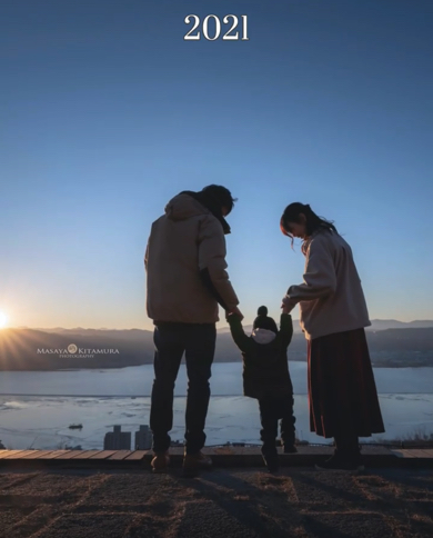 結婚記念日に同じ場所で撮り続けている家族写真