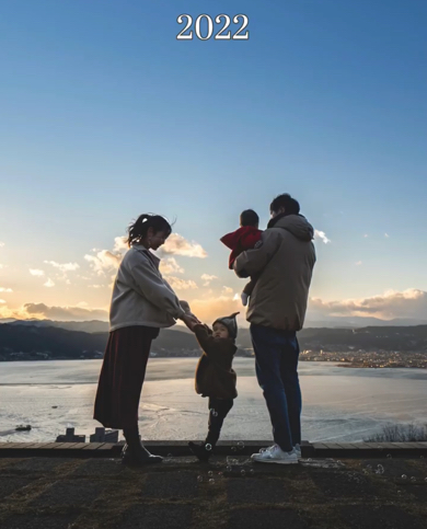 結婚記念日に同じ場所で撮り続けている家族写真