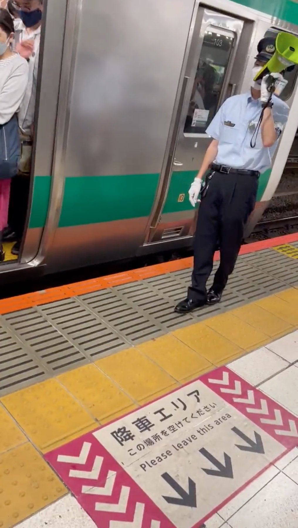 「痴漢されたくない人は後ろの車両を利用して」JR新宿駅の案内が物議　JR東日本「適切な表現ではなかった」と謝罪