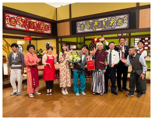 「大阪ほんわかテレビ」で結婚いの集合写真を撮影した井上裕介と石田明