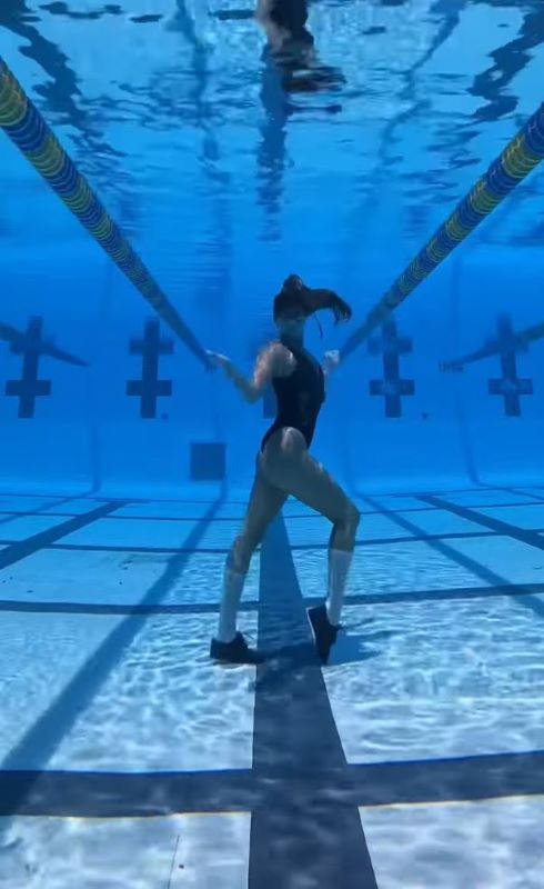 水中に住み慣れてるの!?　水中でムーンウォークを披露する動画に「すっご……」「魚人なのかな」と話題