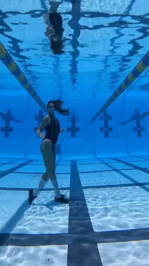 水中に住み慣れてるの!?　水中でムーンウォークを披露する動画に「すっご……」「魚人なのかな」と話題