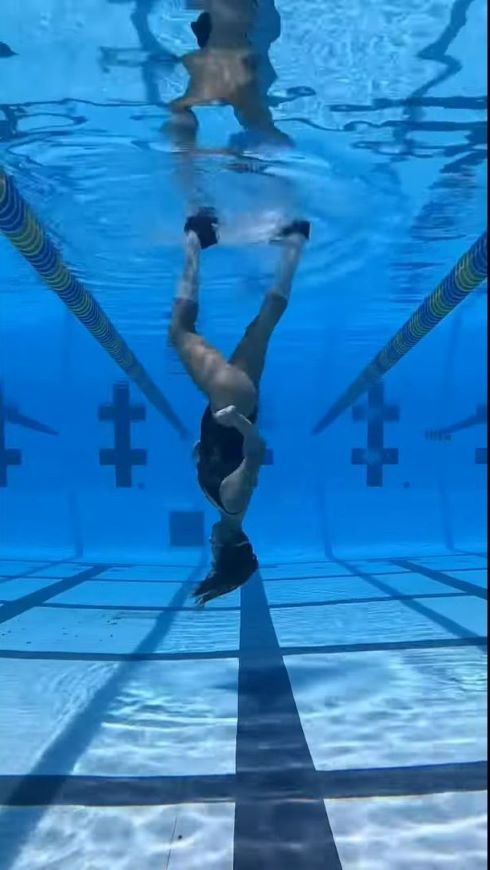 水中に住み慣れてるの!?　水中でムーンウォークを披露する動画に「すっご……」「魚人なのかな」と話題