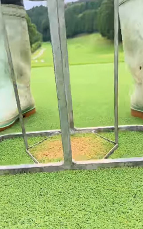 芝生を六角形に切り抜いて張り替える様子がおもしろい　ゴルフ場の整備動画がずっと見ていたくなる