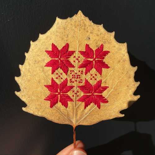 葉に施した刺繍