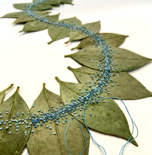葉に施した刺繍