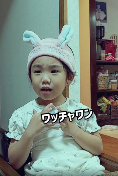 英語を学ぼうとする5歳児がかわいい