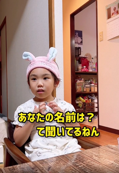 英語を学ぼうとする5歳児がかわいい