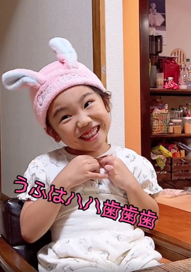 英語を学ぼうとする5歳児がかわいい