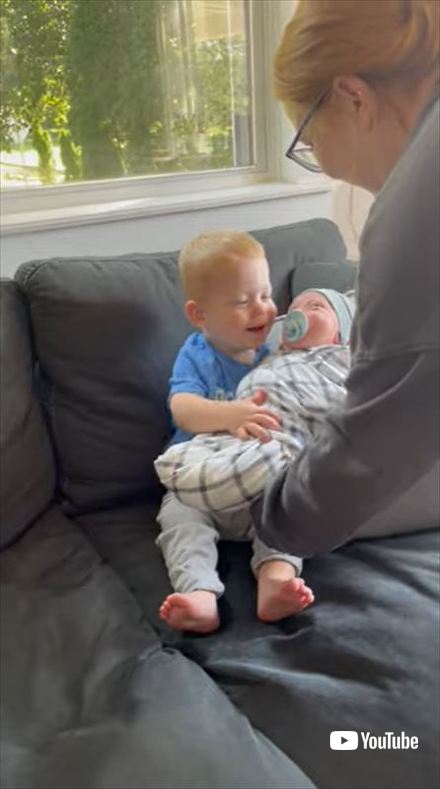 初めて弟を抱っこする男の子