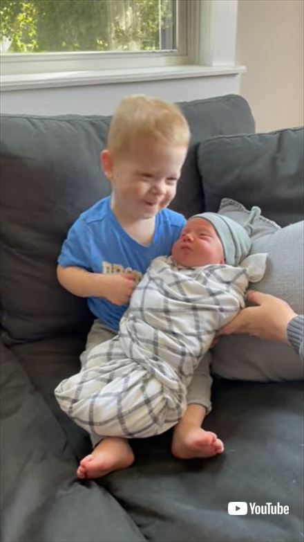 初めて弟を抱っこする男の子