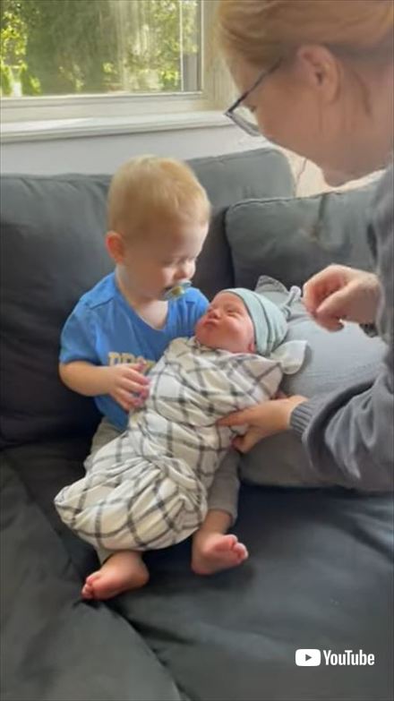 初めて弟を抱っこする男の子