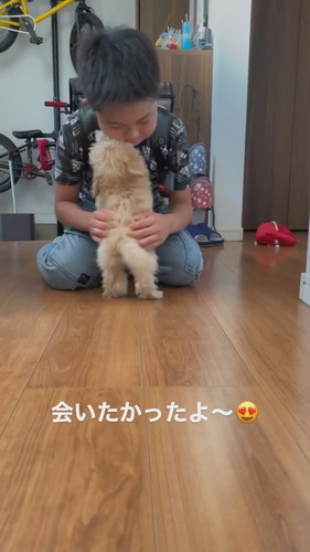 抱き合う長男と犬