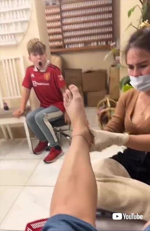 びっくりする男の子