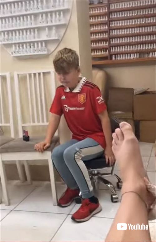 びっくりする男の子