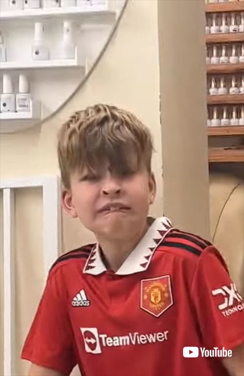 びっくりする男の子