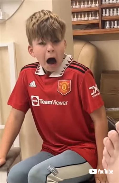 びっくりする男の子