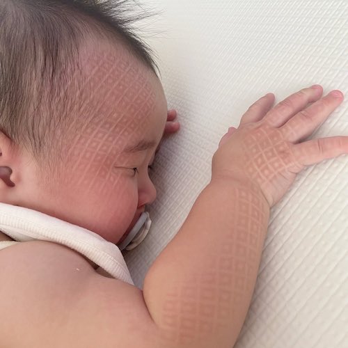 ベビーマットで寝る赤ちゃん