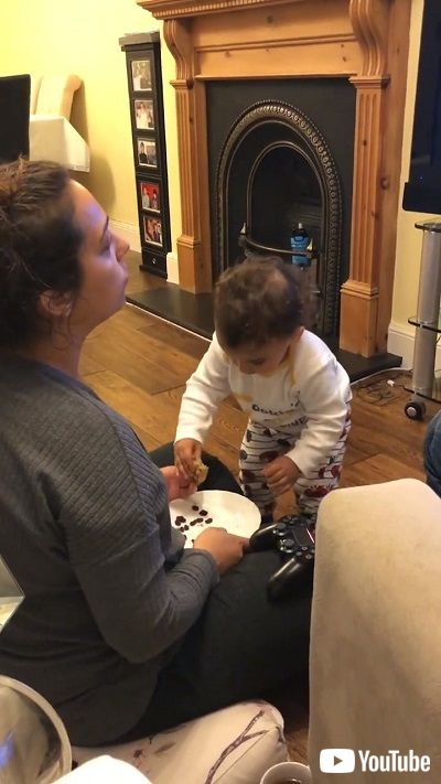 盗み食いする赤ちゃん