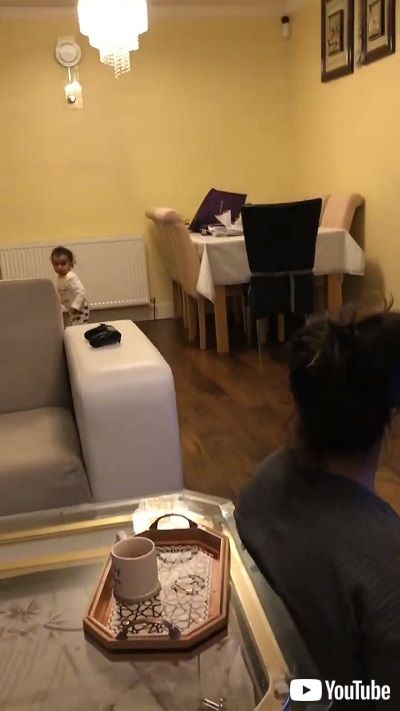 したり顔の赤ちゃん