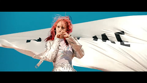 LiSA「NEW ME」MVのワンシーン