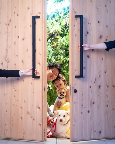 結婚式当日の夫婦と犬たち