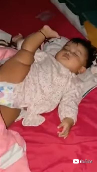 面白い寝相の赤ちゃん