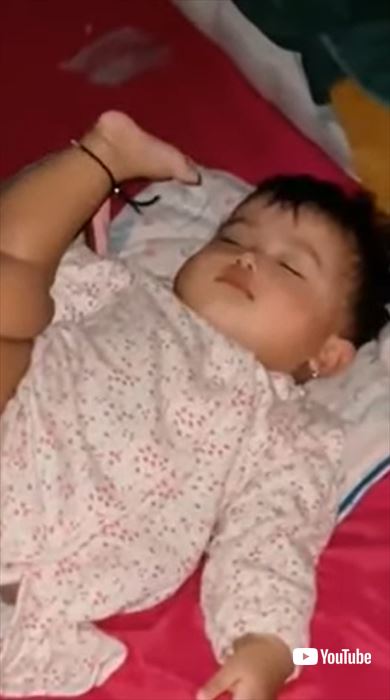面白い寝相の赤ちゃん