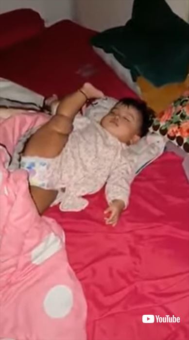 面白い寝相の赤ちゃん