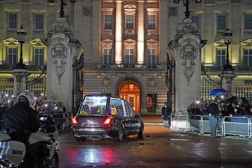 霊柩車 英国 ベンツ エリザベス女王 棺