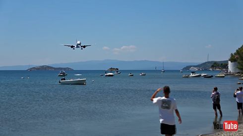 これから着陸する飛行機がギリシャ「スキアトス空港」へ