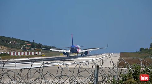 飛行機はスキアトス空港に着陸