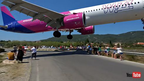 飛行機が見物人の頭上を通過！