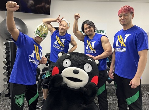 合同でチャリティー企画を実施するくまモンとプロレスリング・ノアの選手