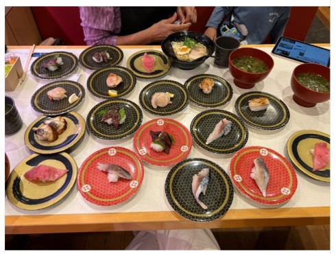 大量の寿司と華原朋美