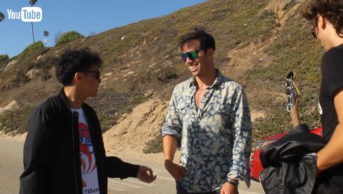 共演者と談笑する綾部裕二