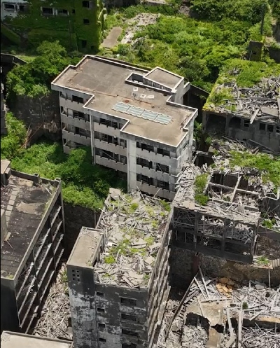 廃墟化したアパート群