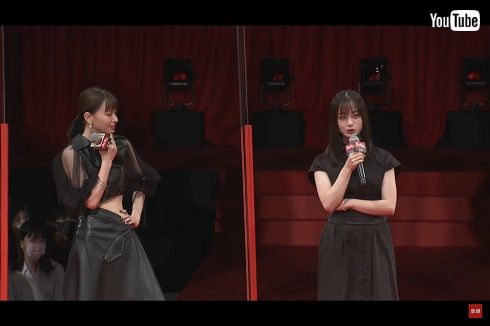 「カラダ探し」ジャパンプレミア壇上の橋本環奈と山本舞香