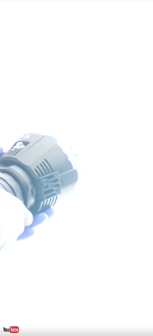 「真っ白vs真っ黒」勝つのはどっち？　10万ルーメン電灯と99.9％の光を吸収する世界で最も黒い物質の戦いが興味深い