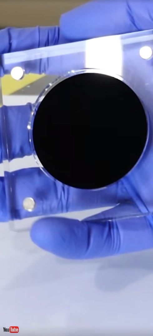 「真っ白vs真っ黒」勝つのはどっち？　10万ルーメン電灯と99.9％の光を吸収する世界で最も黒い物質の戦いが興味深い