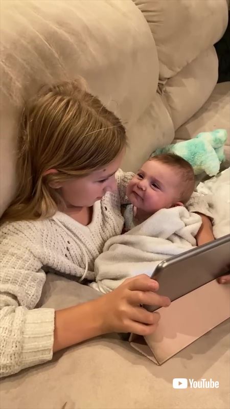 仲良く映画を見る姉妹