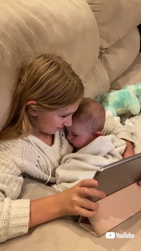 仲良く映画を見る姉妹