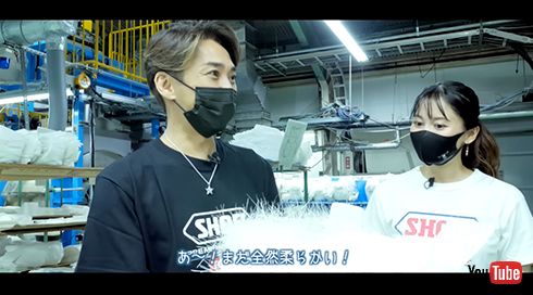 ヘルメットの材料を触って嬉しそう！