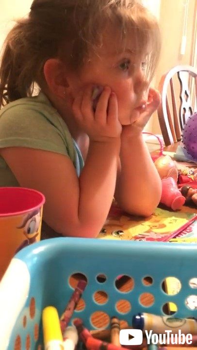 悩みを打ち明ける女の子