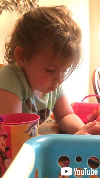 悩みを打ち明ける女の子