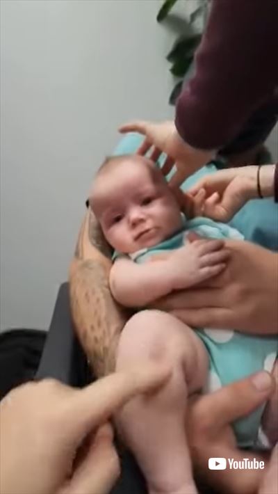 初めて補聴器を付けた赤ちゃん